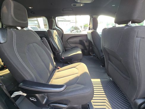 Used 2021 Chrysler Pacifica Touring w/ S Appearance Package FWD image 11