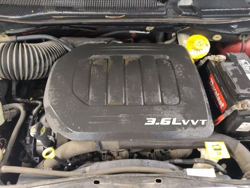 Used 2016 Chrysler Town & Country Touring FWD image 30