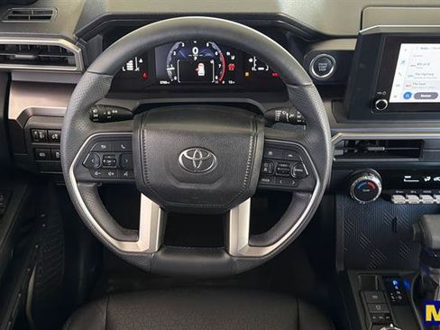 Used 2025 Toyota 4Runner SR5 AWD/4WD image 17