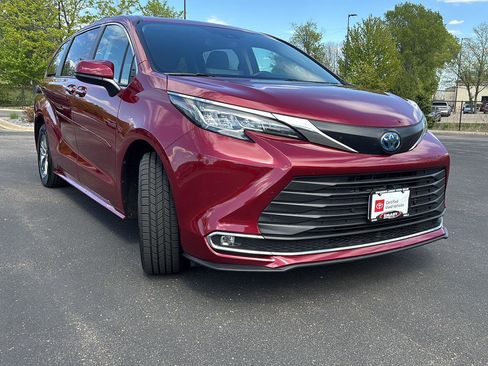 Used 2023 Toyota Sienna XLE AWD/4WD image 7