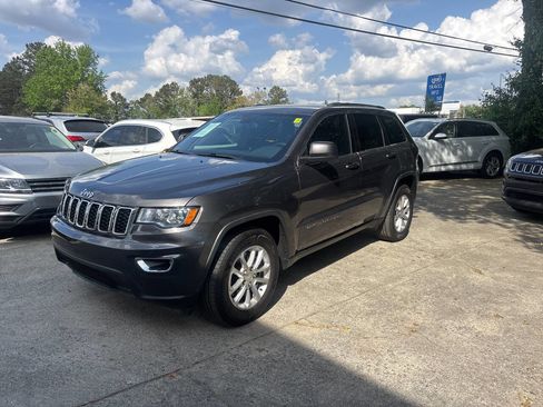 Used 2021 Jeep Grand Cherokee Laredo image 2