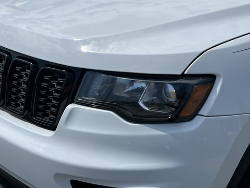 Used 2019 Jeep Grand Cherokee Laredo RWD image 10