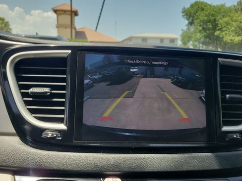 Used 2022 Chrysler Pacifica Touring-L FWD image 22
