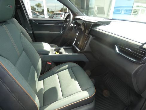 Certified 2025 GMC Acadia AT4 w/ Luxury Package AWD/4WD image 18