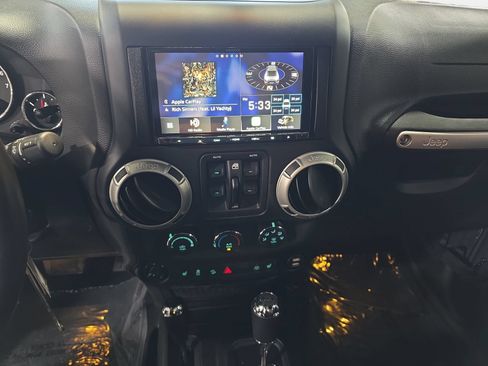 Used 2018 Jeep Wrangler Unlimited Rubicon w/ Connectivity Group AWD/4WD image 19