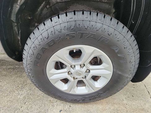 Used 2018 Toyota 4Runner SR5 AWD/4WD image 10