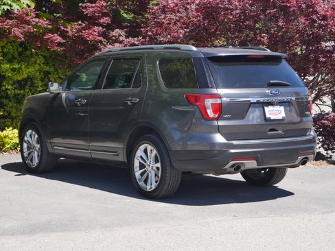 Used 2018 Ford Explorer XLT w/ Equipment Group 202A AWD/4WD image 18