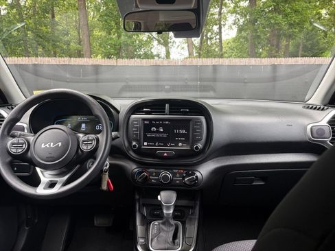 Used 2025 Kia Soul LX w/ LX Technology Package FWD image 31