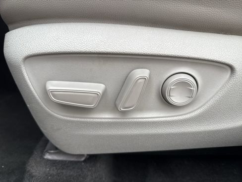 Used 2021 Toyota Highlander XLE FWD image 14