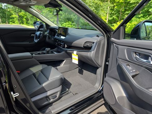 New 2025 Nissan Rogue SL w/ Tech Package image 13