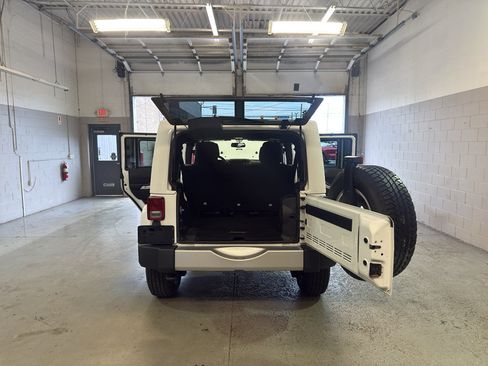 Used 2014 Jeep Wrangler Unlimited Sahara w/ Dual Top Group AWD/4WD image 13