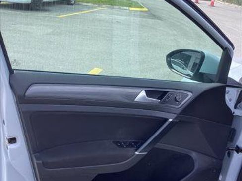 Used 2018 Volkswagen Golf S image 18