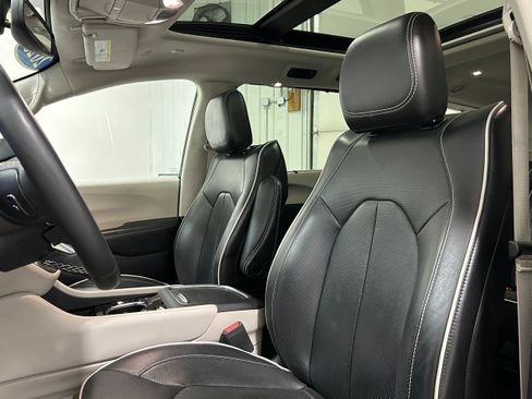 Used 2023 Chrysler Pacifica Limited FWD image 26