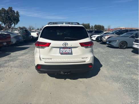 Used 2017 Toyota Highlander XLE image 8