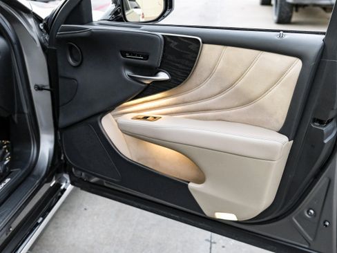 Used 2021 Lexus LS 500 w/ Accessory Package (Z1) image 49