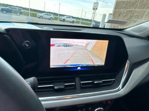 Used 2024 Chevrolet Trax LT w/ Sunroof Package FWD image 21