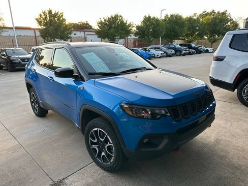 Used 2025 Jeep Compass Trailhawk AWD/4WD image 2