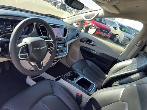 Used 2023 Chrysler Pacifica Touring-L image 24