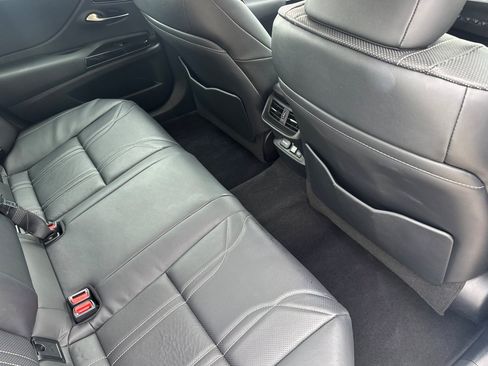 Used 2025 Lexus ES 300h w/ Accessory Package (Z2) FWD image 32