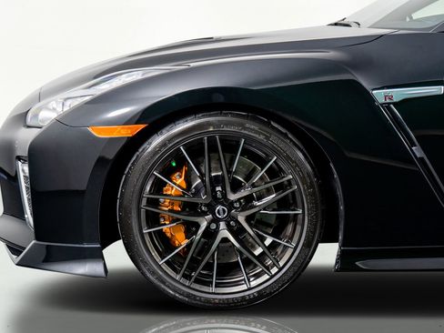 Used 2021 Nissan GT-R Premium image 21