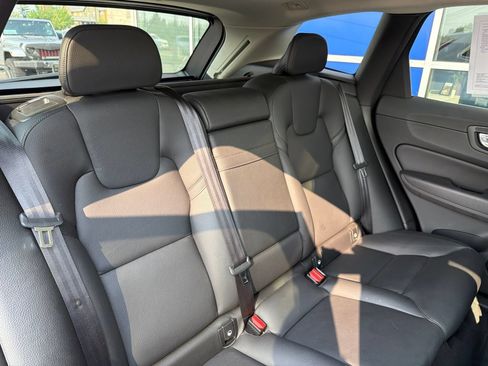 Used 2020 Volvo XC60 T6 Momentum AWD/4WD image 24