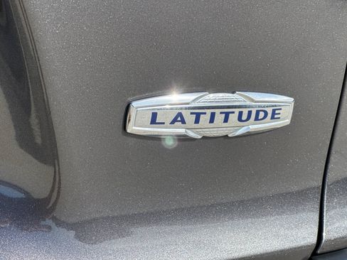 Used 2019 Jeep Cherokee Latitude Plus AWD/4WD image 26