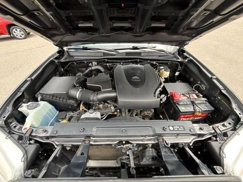 Used 2017 Toyota Tacoma TRD Sport w/ Tow Package (A/T) AWD/4WD image 2