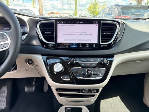 Used 2024 Chrysler Pacifica Touring-L FWD image 22