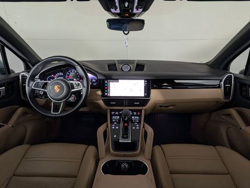 Certified 2023 Porsche Cayenne Platinum Edition image 20