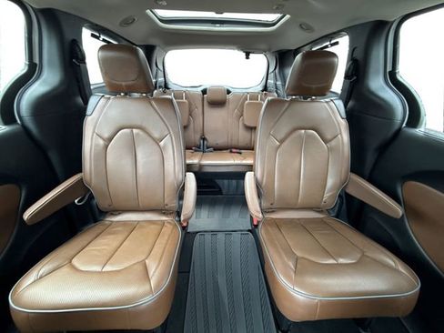 Used 2018 Chrysler Pacifica Limited w/ Tire & Wheel Group image 16