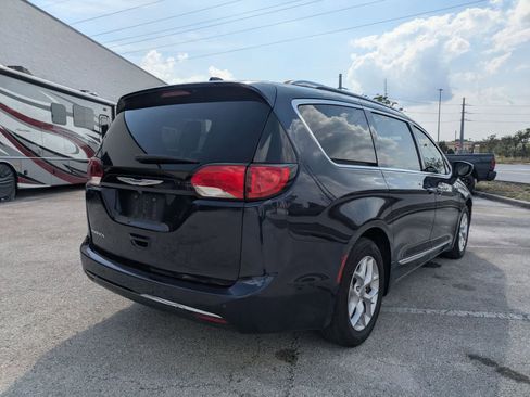 Used 2018 Chrysler Pacifica Touring-L Plus w/ Tire & Wheel Group FWD image 4