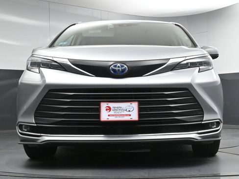 Certified 2024 Toyota Sienna XLE image 24