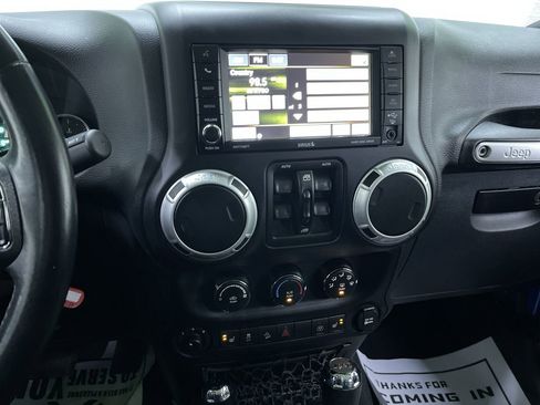 Used 2016 Jeep Wrangler Unlimited Sahara w/ Connectivity Group image 21