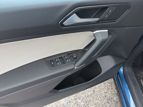 Used 2018 Volkswagen Tiguan SE w/ Panoramic Sunroof Package FWD image 19