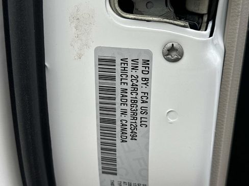 Used 2024 Chrysler Pacifica Touring-L FWD image 19