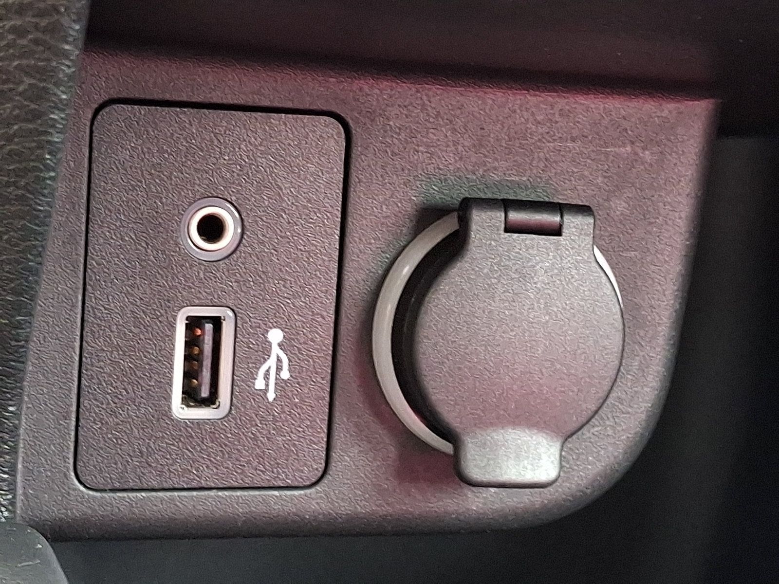 Used 2019 Nissan Kicks SR w/ SR Premium Package FWD image 24