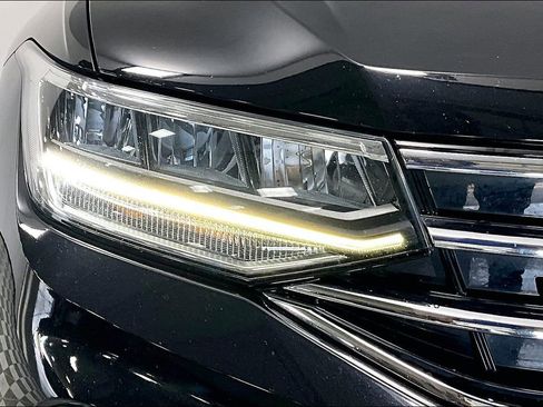 Used 2022 Volkswagen Tiguan SE image 28