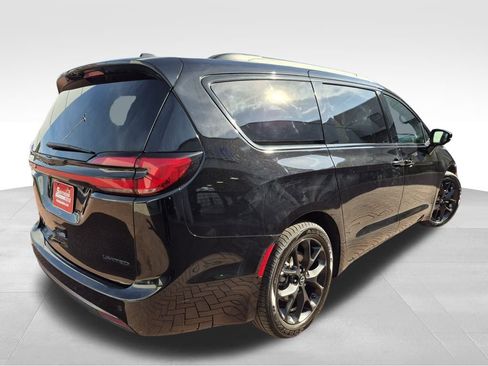 Used 2025 Chrysler Pacifica Limited image 11