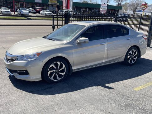 Used 2017 Honda Accord EX-L image 2