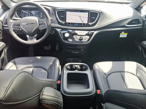 Used 2026 Chrysler Pacifica Select image 11