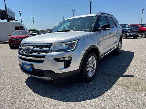 Used 2018 Ford Explorer XLT w/ Equipment Group 202A FWD image 8
