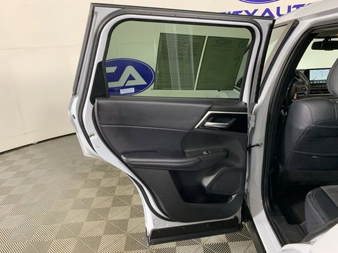 Used 2024 Mitsubishi Outlander SE image 31