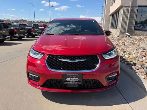 Used 2026 Chrysler Pacifica Select AWD/4WD image 2