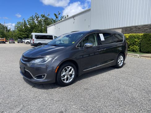 Used 2020 Chrysler Pacifica Limited FWD image 7