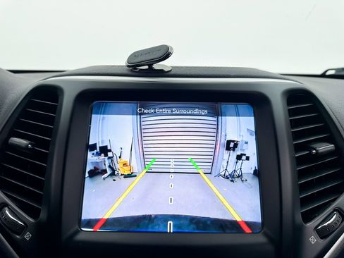 Used 2018 Jeep Cherokee Latitude Plus w/ Cold Weather Group image 21