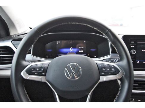 Used 2025 Volkswagen Taos SE FWD image 15
