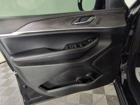 Certified 2024 Jeep Grand Cherokee Limited w/ Black Appearance Package AWD/4WD image 30
