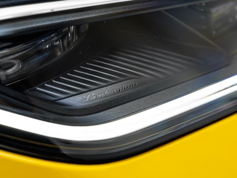 Used 2025 Lamborghini Urus SE AWD/4WD image 25