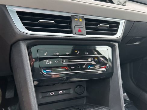 Certified 2025 Volkswagen Taos SE w/ Panoramic Sunroof Package image 36