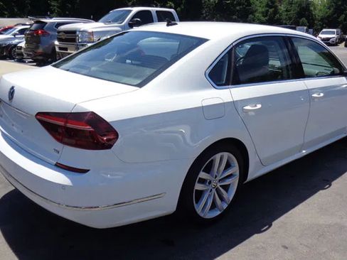Used 2018 Volkswagen Passat 2.0T SE FWD image 6